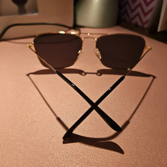 Unisex Black Lenses and Delicate Gold Frame Polarized Aviator Sunglasses - NWOT - Picture 14 of 14